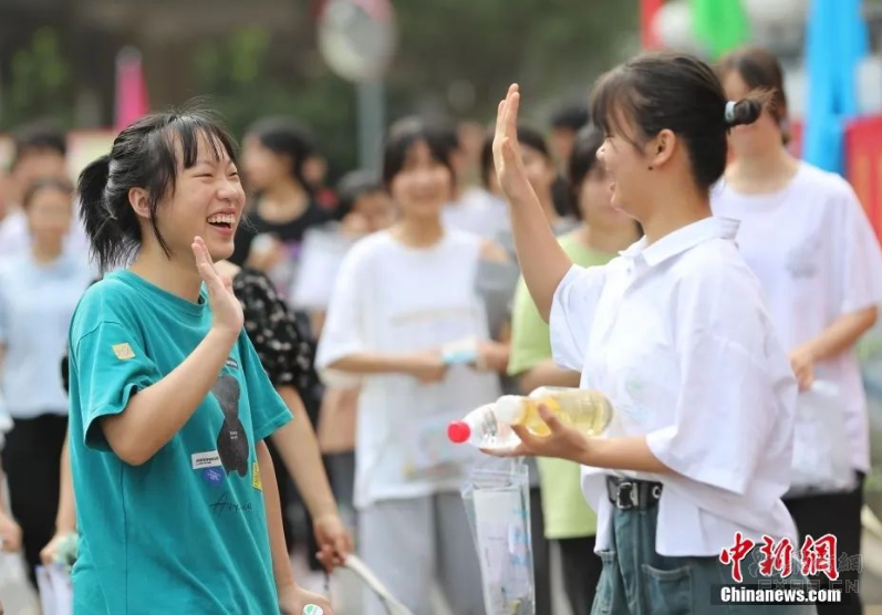 大湾区晚会演员全假唱！直播事故致节目被剪，肖战莫文蔚牵手好甜